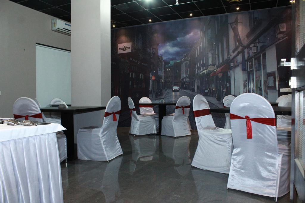 The Sky Court Hotel Aurangabad  Ngoại thất bức ảnh